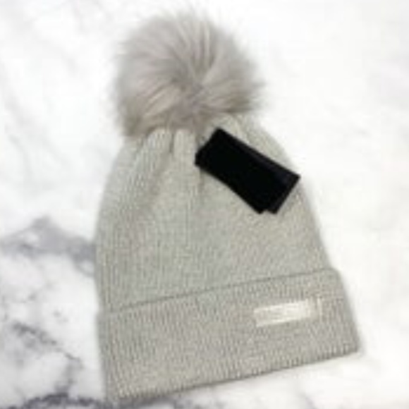 NWT Steve Madden Pom Beanie In Light Silver - Picture 5 of 5
